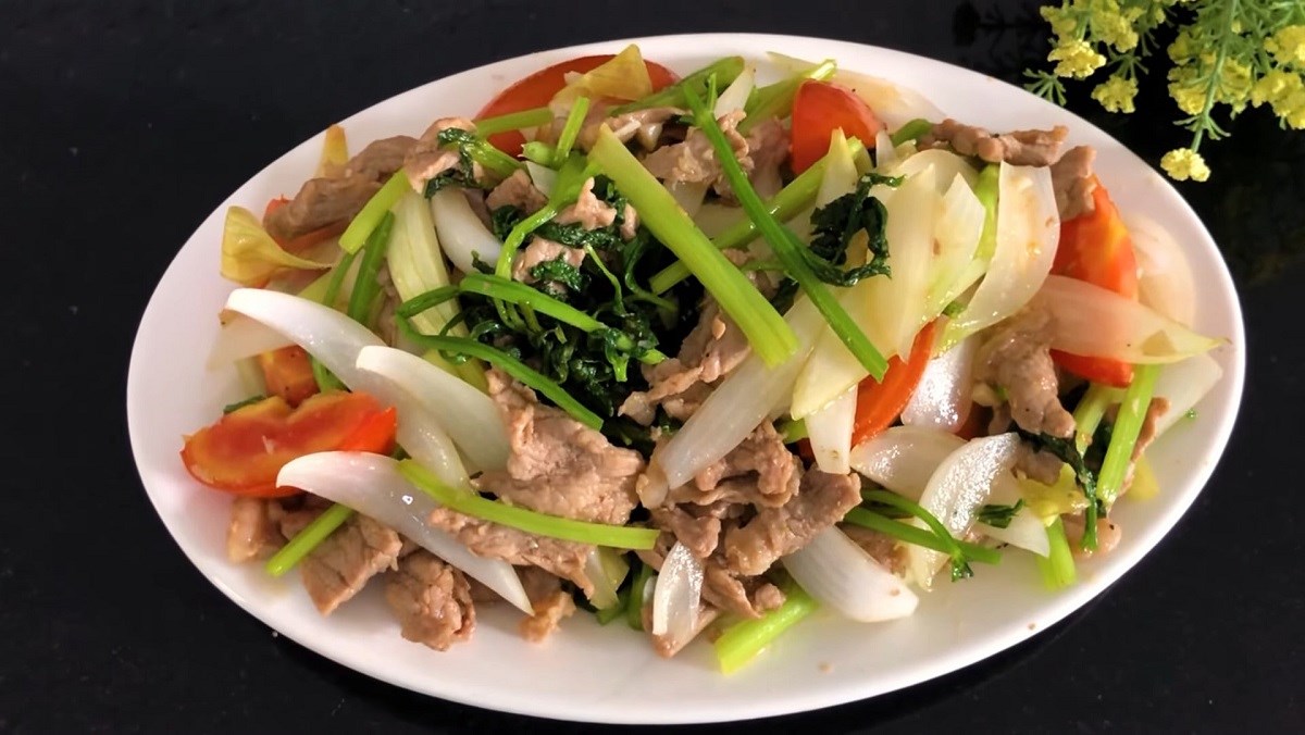 Bò Xào Hành Cần