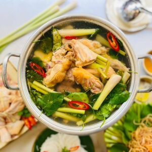 Gà Ta Nấu Lẩu Lá Giang